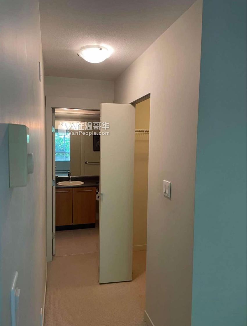 2BD+ Den, 2 Bath, 900FT Ground Floor Apartment - 人在温哥华网VanPeople.com