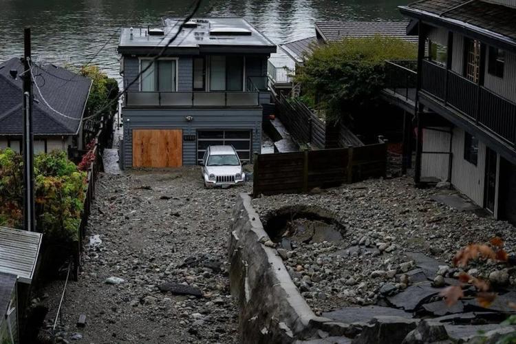 毕生积蓄都投入 大温业主买房才7个月 家中就被暴雨冲坏了