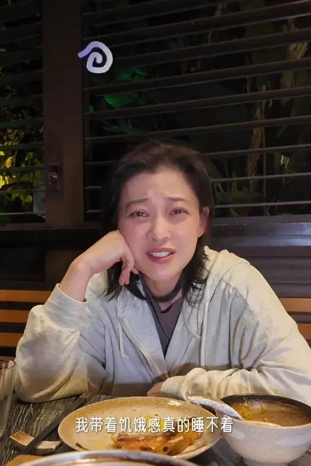 49岁梅婷罕见素颜露面，为老公庆生，镜头前后差异太大了吧