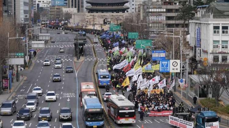 尹锡悦弹劾案执政党7人倒戈 千人冲总统官邸抗议