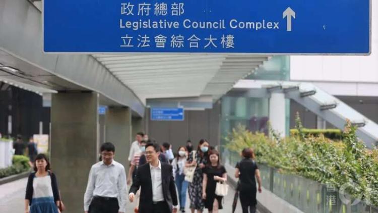 香港政府官员薪资大揭秘 公务员收入再成焦点