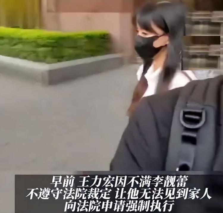 李靓蕾晒圣诞树全家福：3个娃和妈妈出镜，未见王力宏