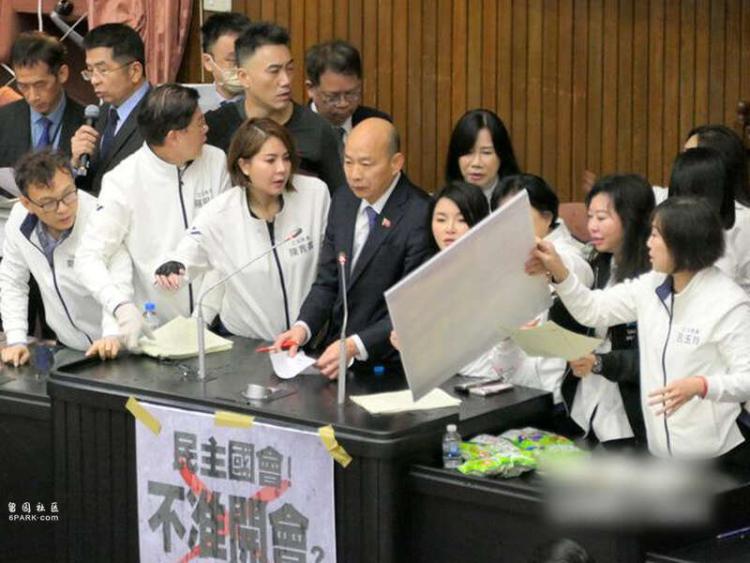 民进党立委砸水瓶怒骂 蓝绿在台议会开打 哀嚎声四起