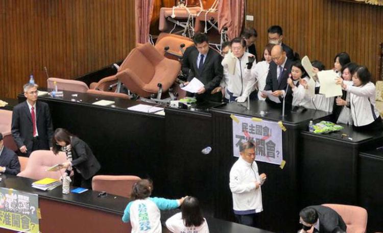 民进党立委砸水瓶怒骂 蓝绿在台议会开打 哀嚎声四起