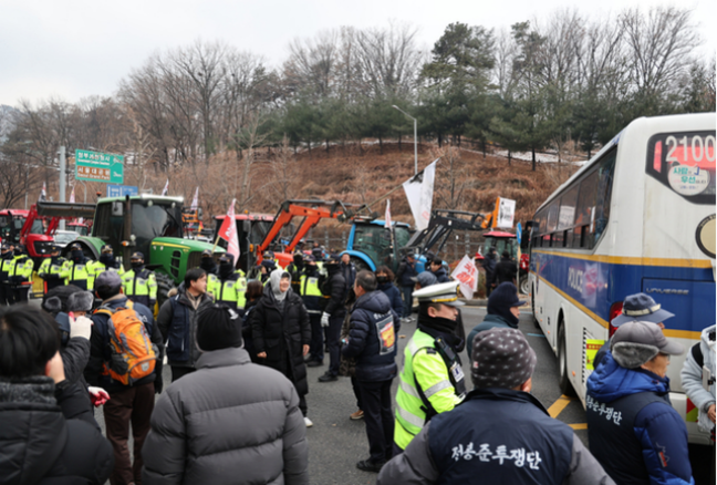 韩国农民驾驶拖拉机参加集会 敦促尹锡悦下台