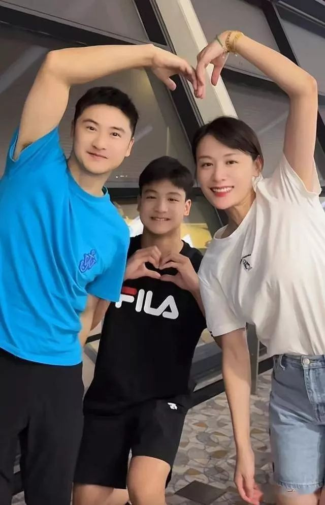 田亮一家四口同框，女儿和儿子都是大高个！