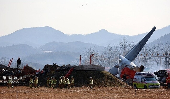 实拍韩失事客机物品大面积散落 泰国机场：起飞时无异常