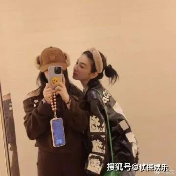 黄奕带11岁女儿参加活动，铛铛穿礼服裙超级美