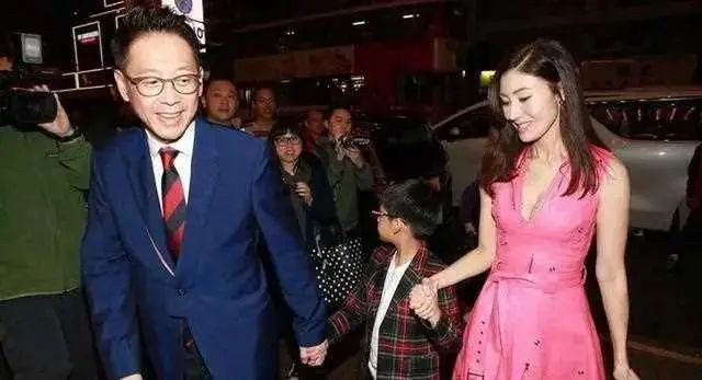 李嘉欣14岁儿子长变样，嘴巴外翻撞脸泰国王子，个子比妈妈还要高