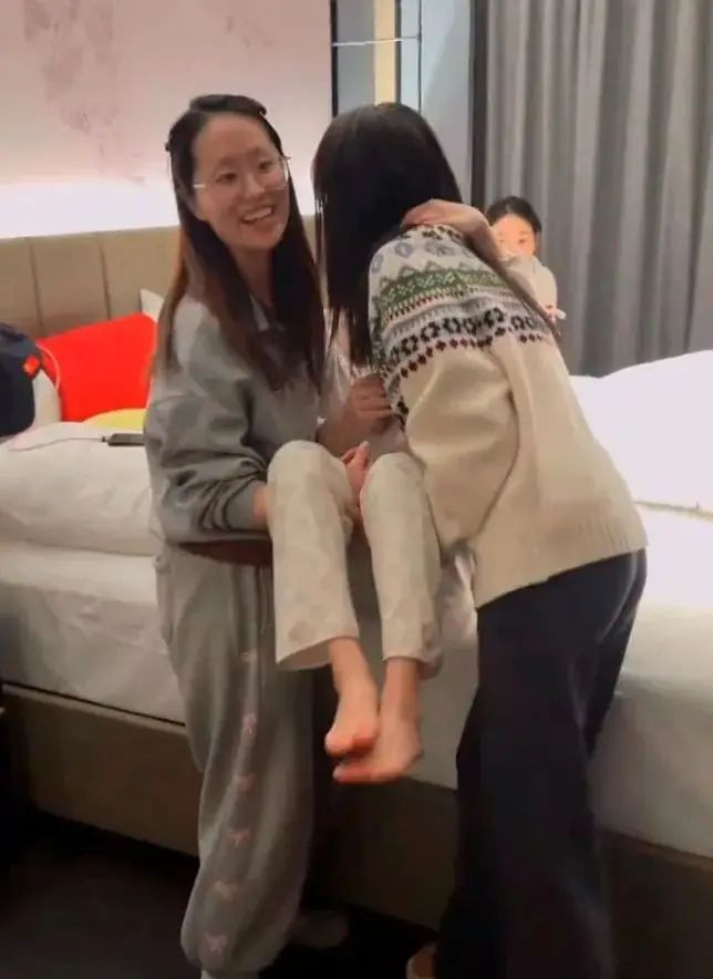 赵露思新状态看哭网友：全身多功能退化如婴儿，导演首次发声！