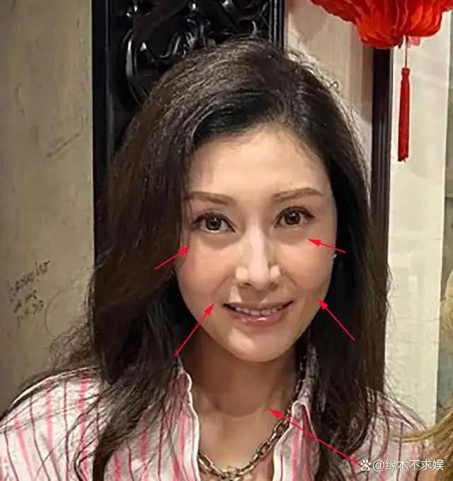 李嘉欣上海小餐馆过元旦，真人长相一般鼻子变样了