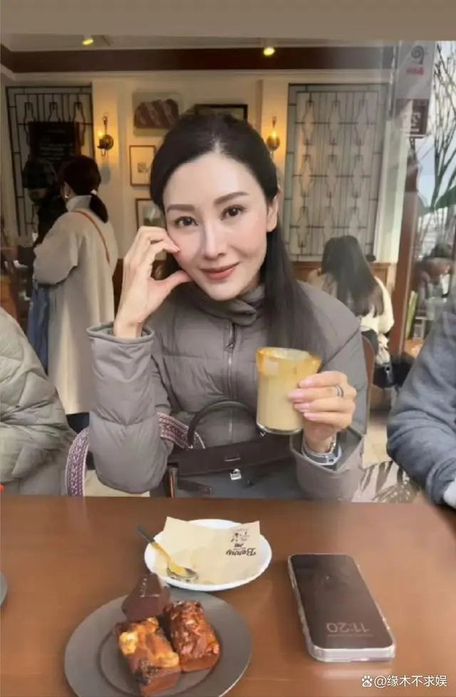 李嘉欣上海小餐馆过元旦，真人长相一般鼻子变样了