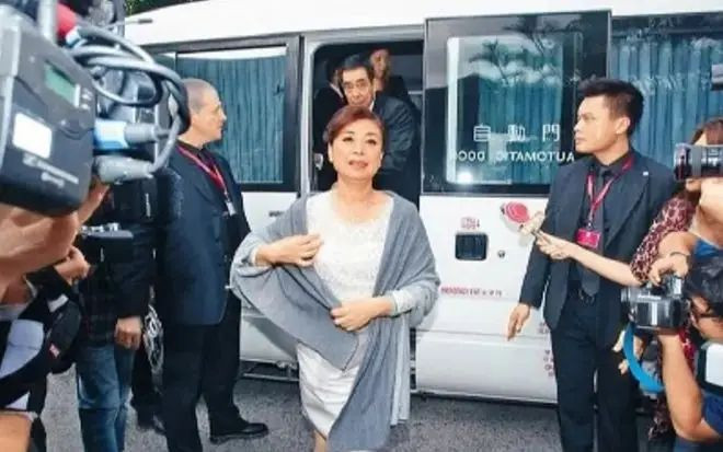 郭晶晶63岁妈妈罕见亮相，穿礼裙雍容华贵，气质不输嫁入豪门女儿