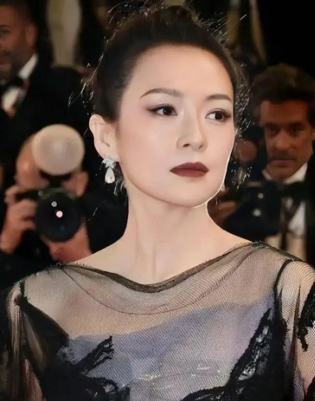 与汪峰离婚后，45岁章子怡哭着感谢陈可辛，她的心酸暴露无遗